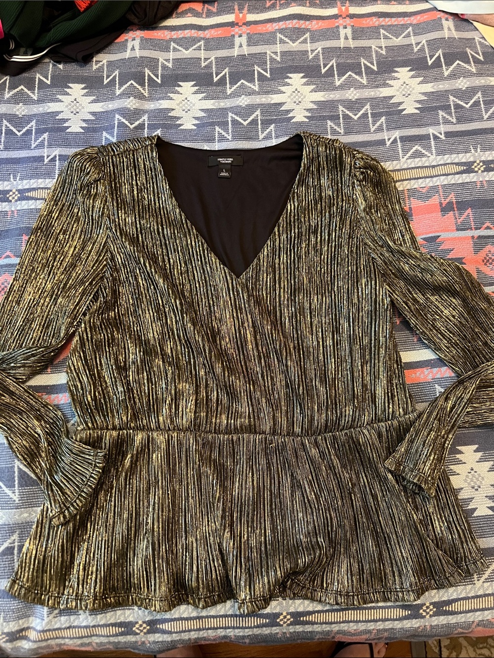Simply Vera Metallic Pleated V-Neck Peplum Top - Gold & Black size large